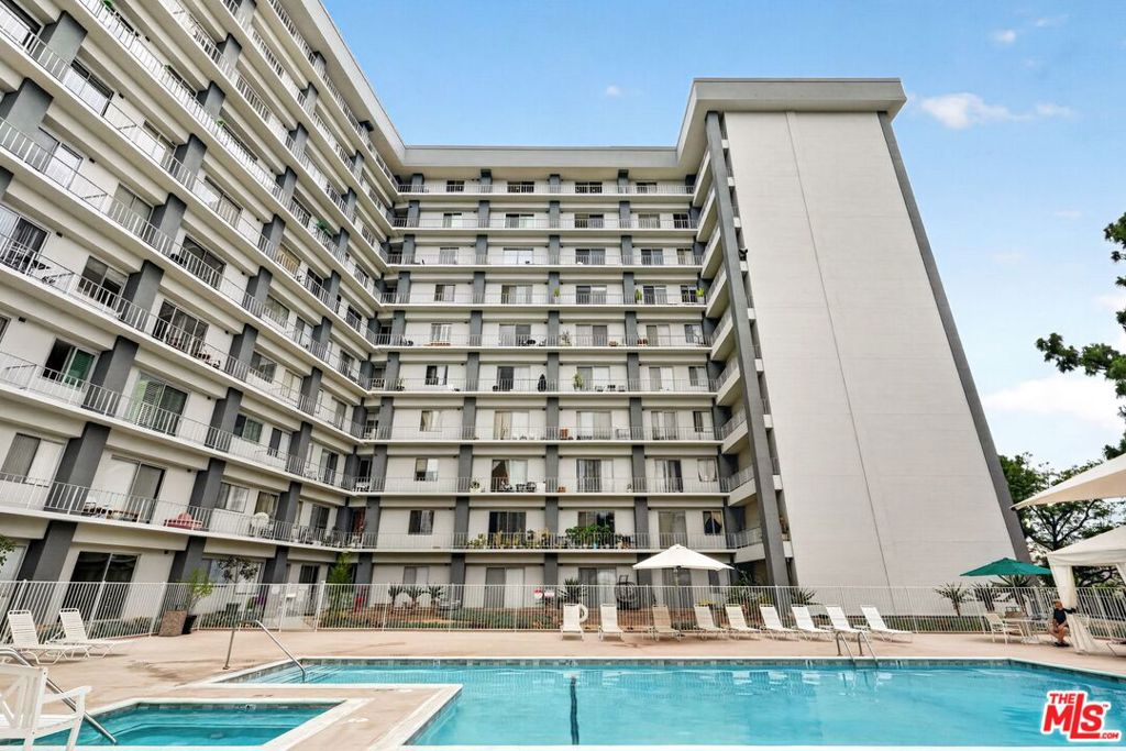 100 S Doheny Drive 402