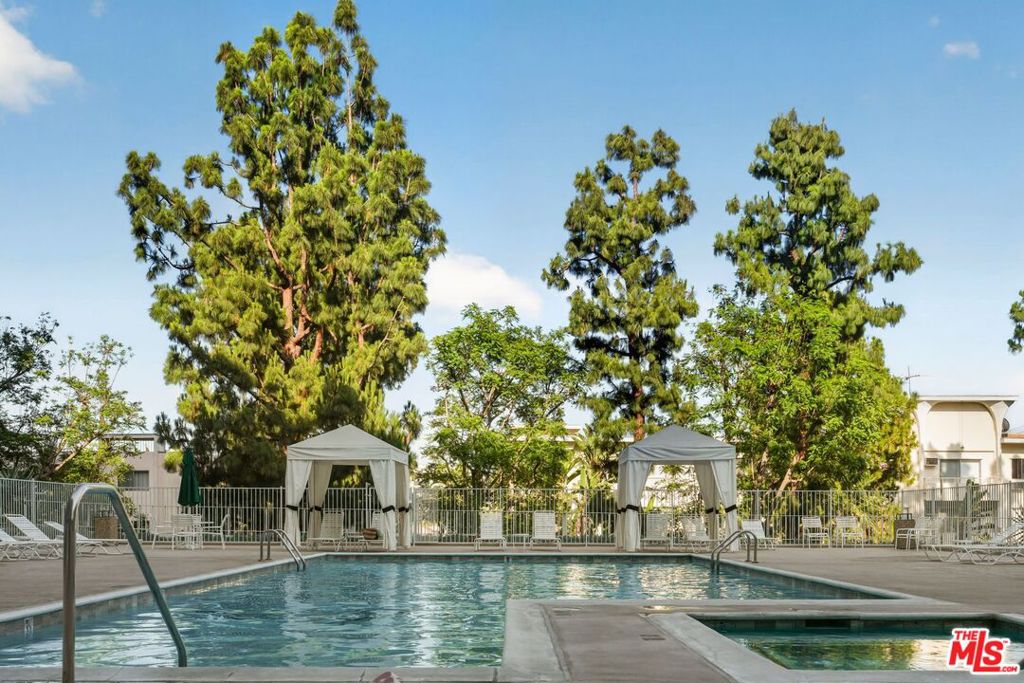 100 S Doheny Drive 402