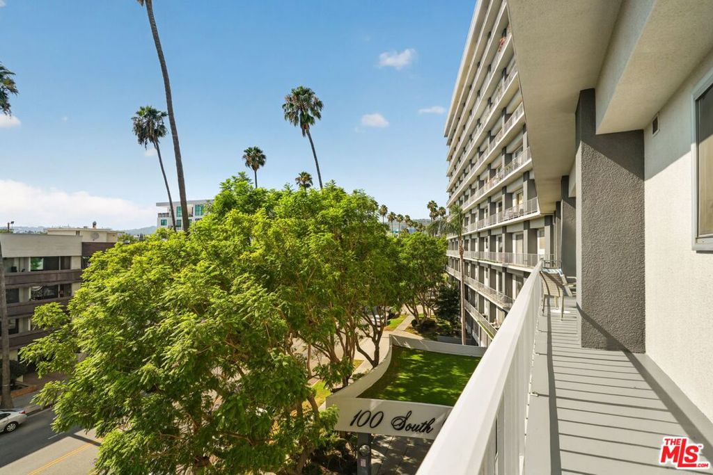 100 S Doheny Drive 402
