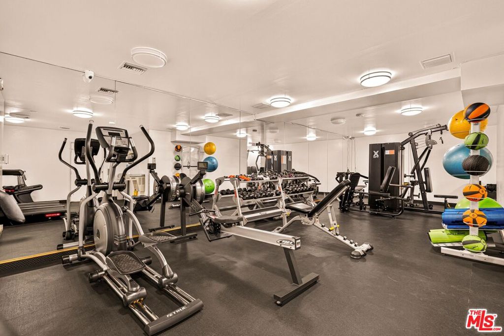 100 S Doheny Drive 402