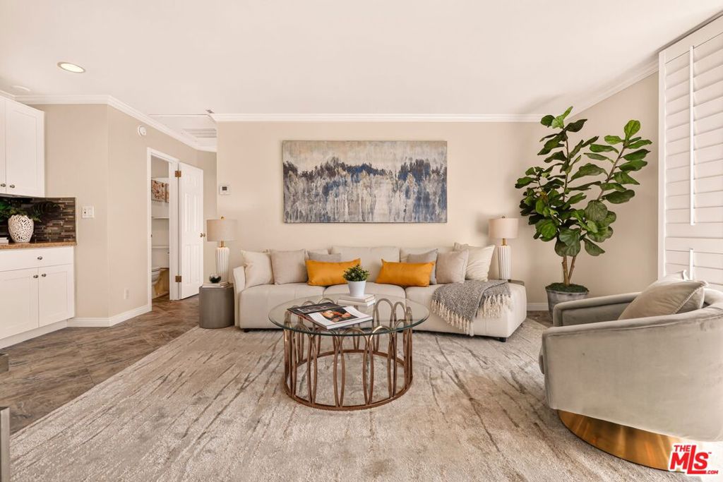 100 S Doheny Drive 402