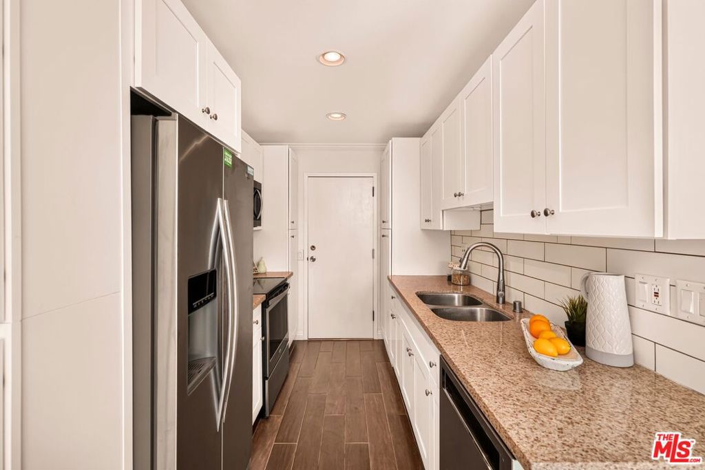 100 S Doheny Drive 402