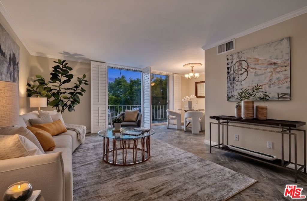 100 S Doheny Drive 402