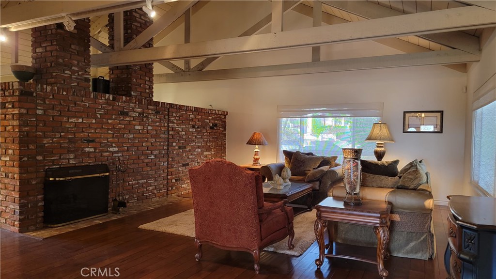 10818 Hillside Road