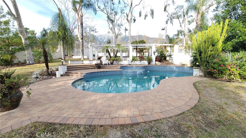 10818 Hillside Road