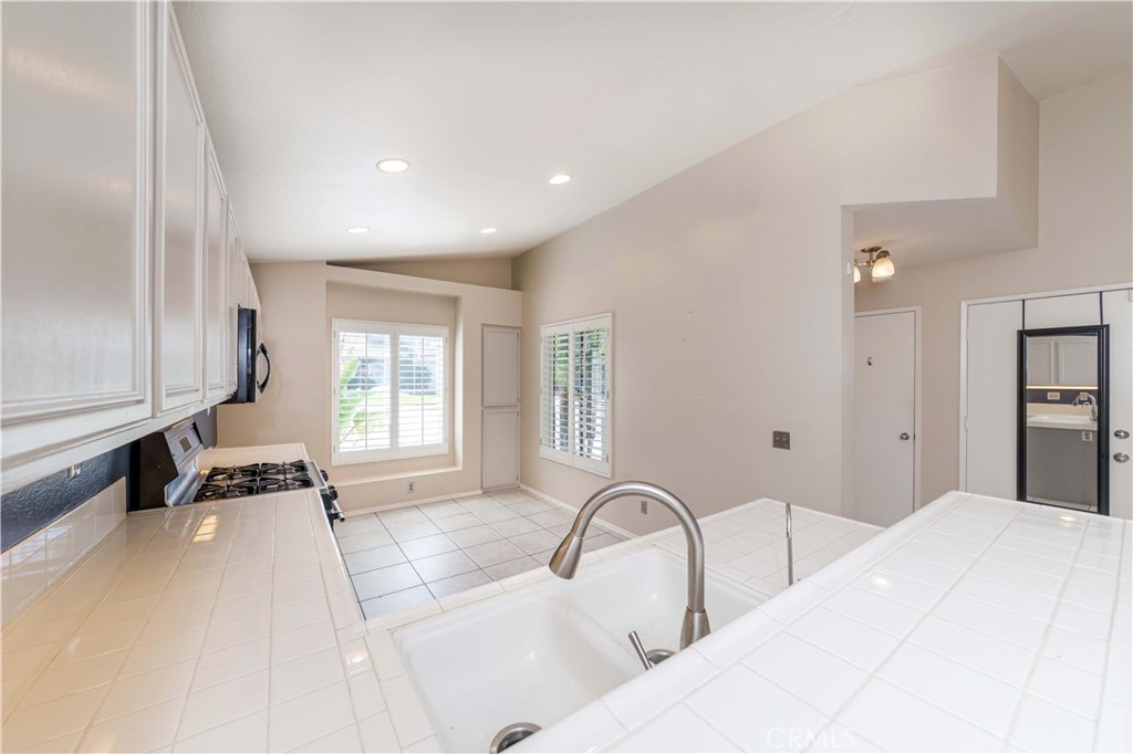 883 Viewpointe Lane