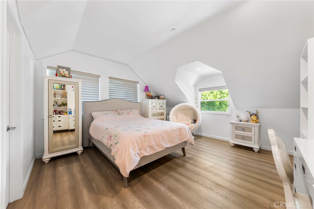 1121 N Hidalgo Avenue