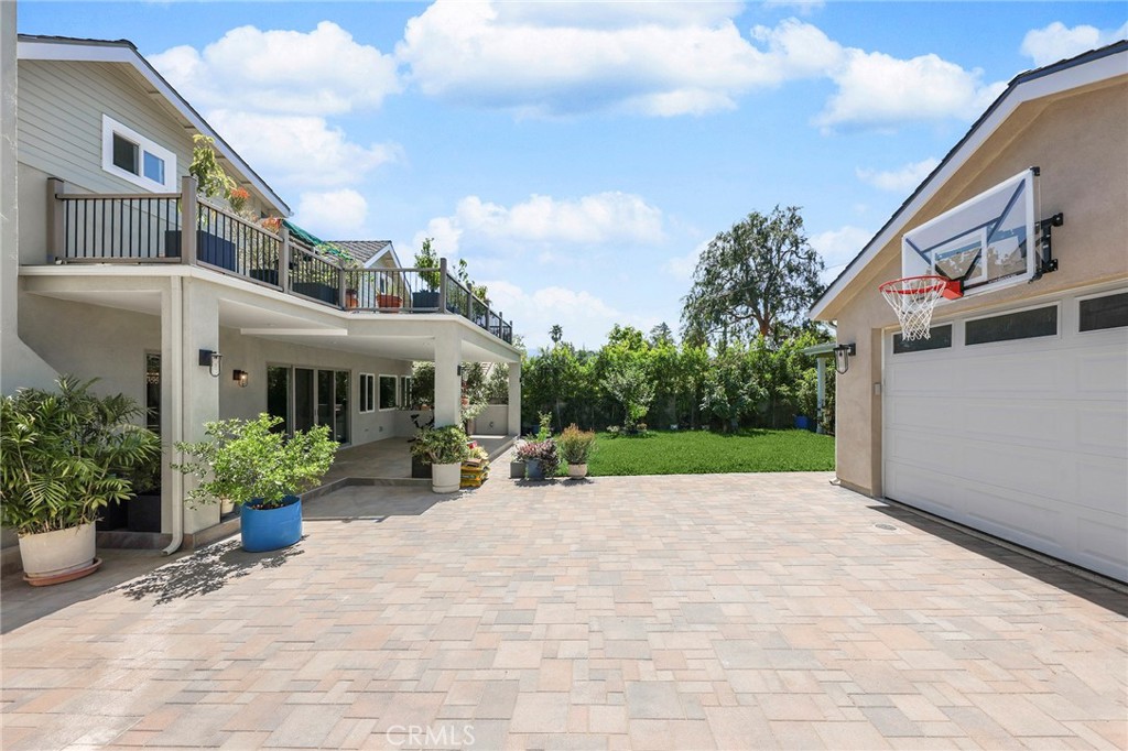 1121 N Hidalgo Avenue