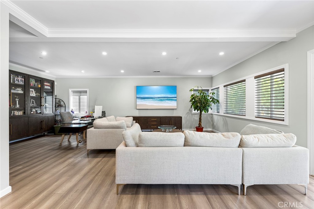 1121 N Hidalgo Avenue