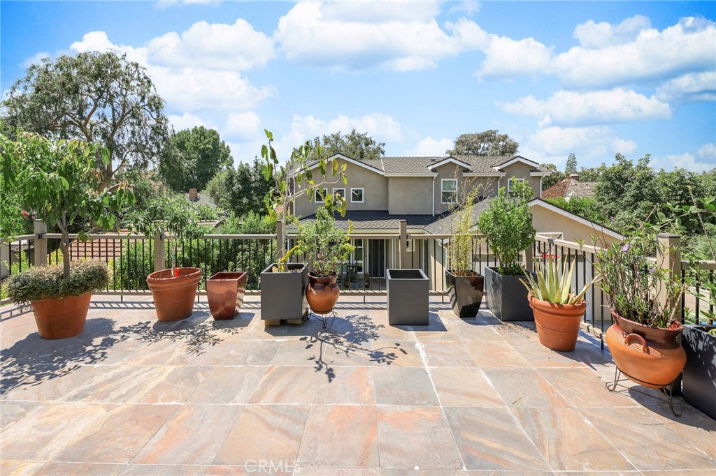 1121 N Hidalgo Avenue