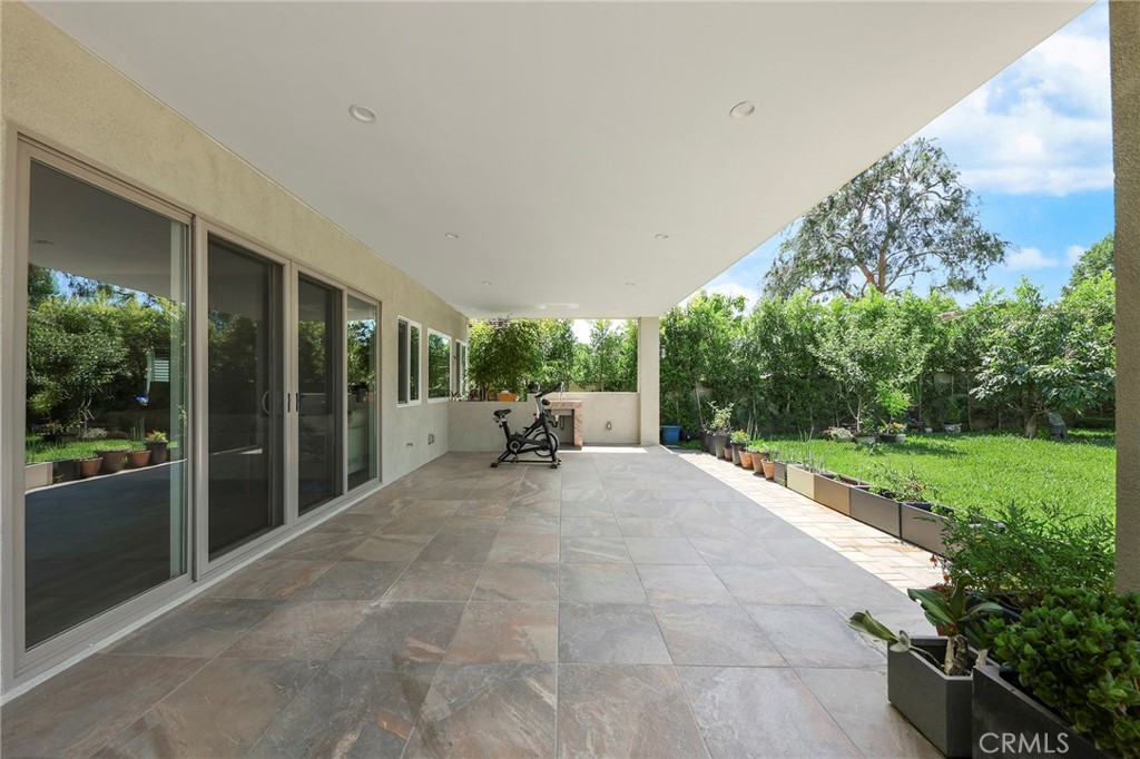 1121 N Hidalgo Avenue