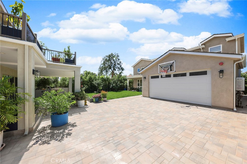 1121 N Hidalgo Avenue