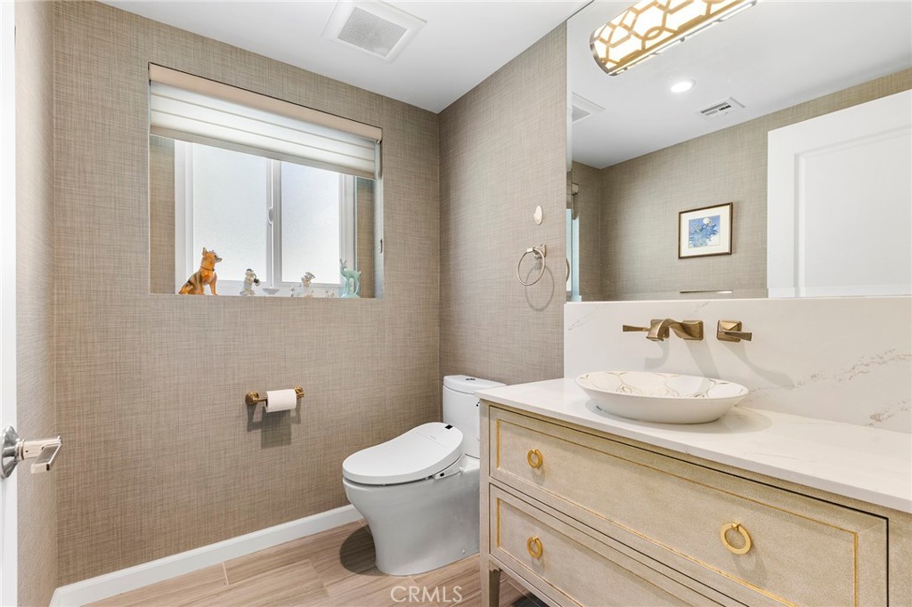 1121 N Hidalgo Avenue