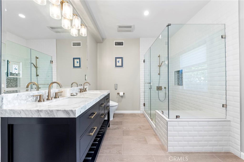 1121 N Hidalgo Avenue