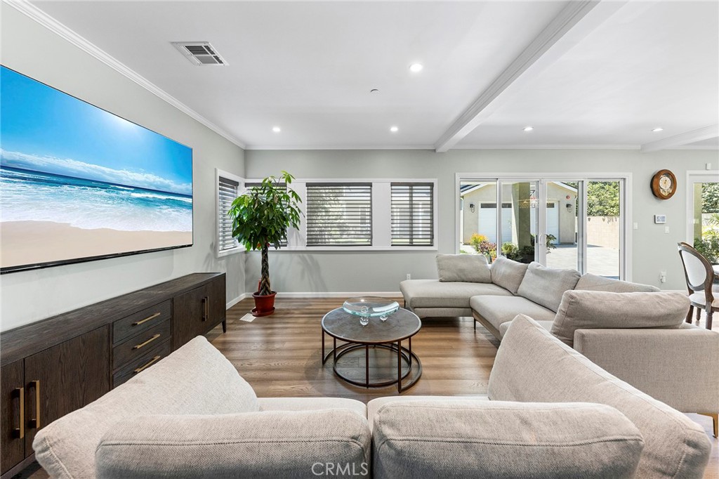 1121 N Hidalgo Avenue