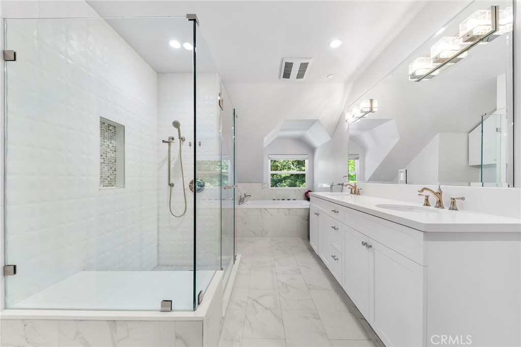 1121 N Hidalgo Avenue