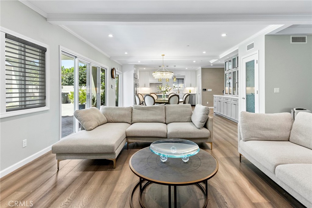 1121 N Hidalgo Avenue