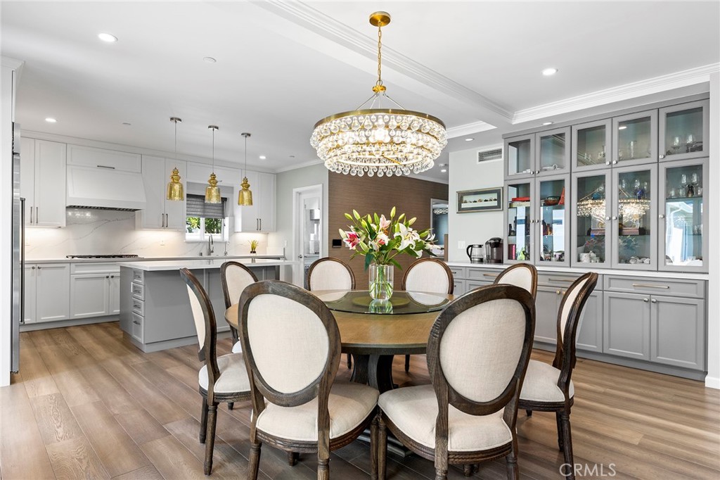 1121 N Hidalgo Avenue