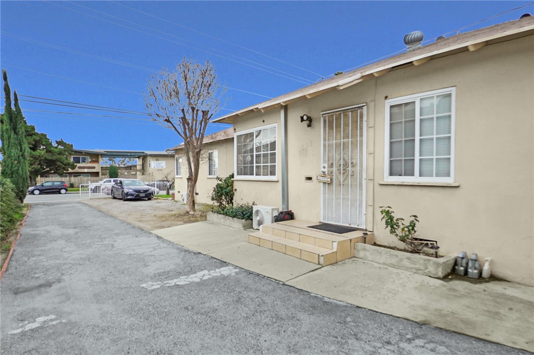 1303 1305 E Kingsley Avenue