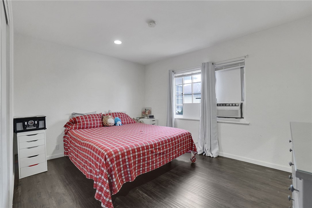 1303 1305 E Kingsley Avenue
