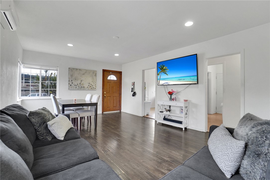 1303 1305 E Kingsley Avenue