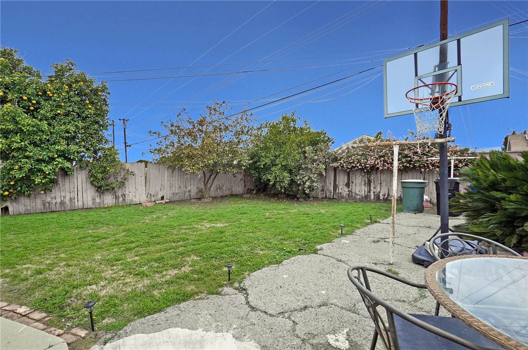 1303 1305 E Kingsley Avenue