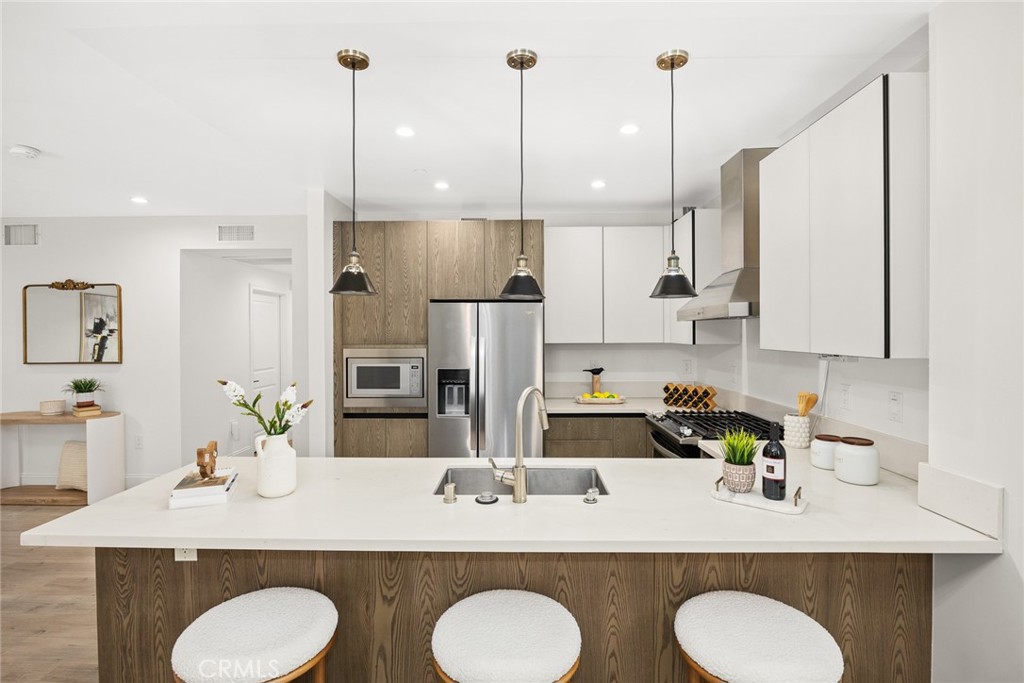 168 S Sierra Madre Boulevard 204