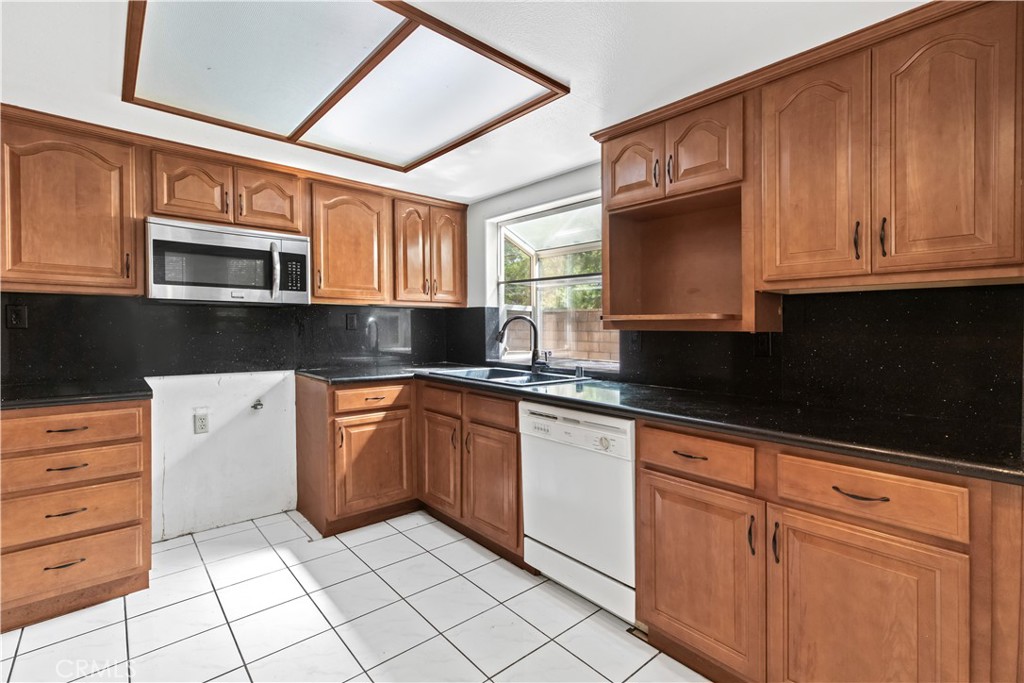 3421 Dolonita Avenue