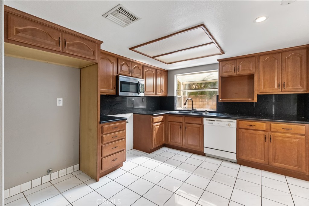 3421 Dolonita Avenue