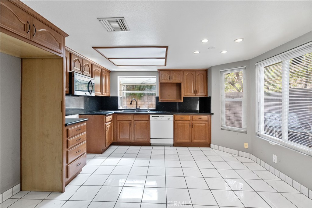 3421 Dolonita Avenue