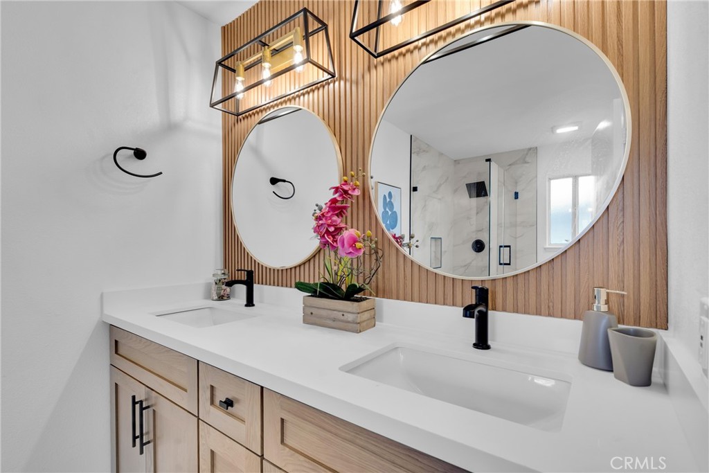 633 Royal View Street