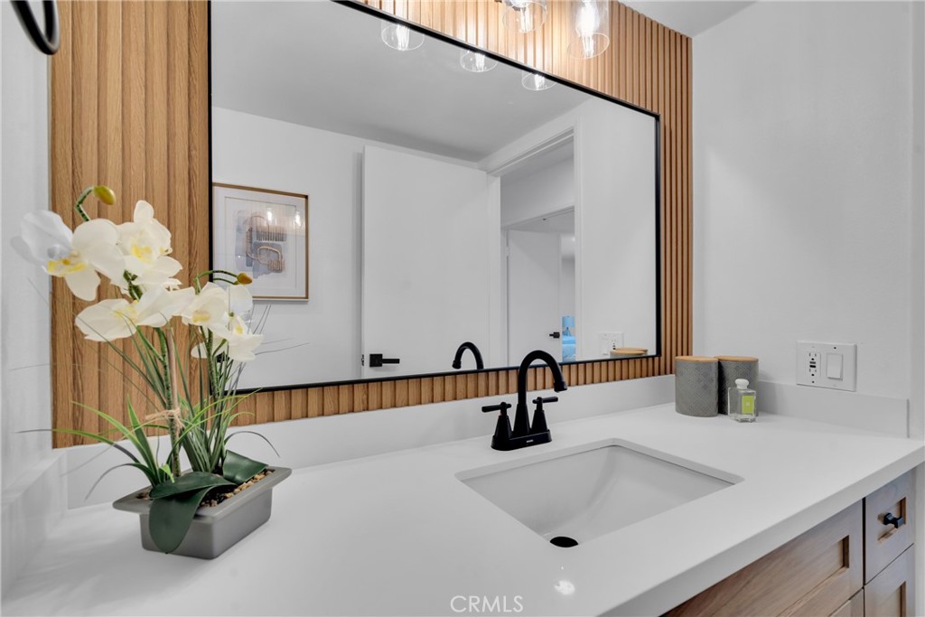 633 Royal View Street