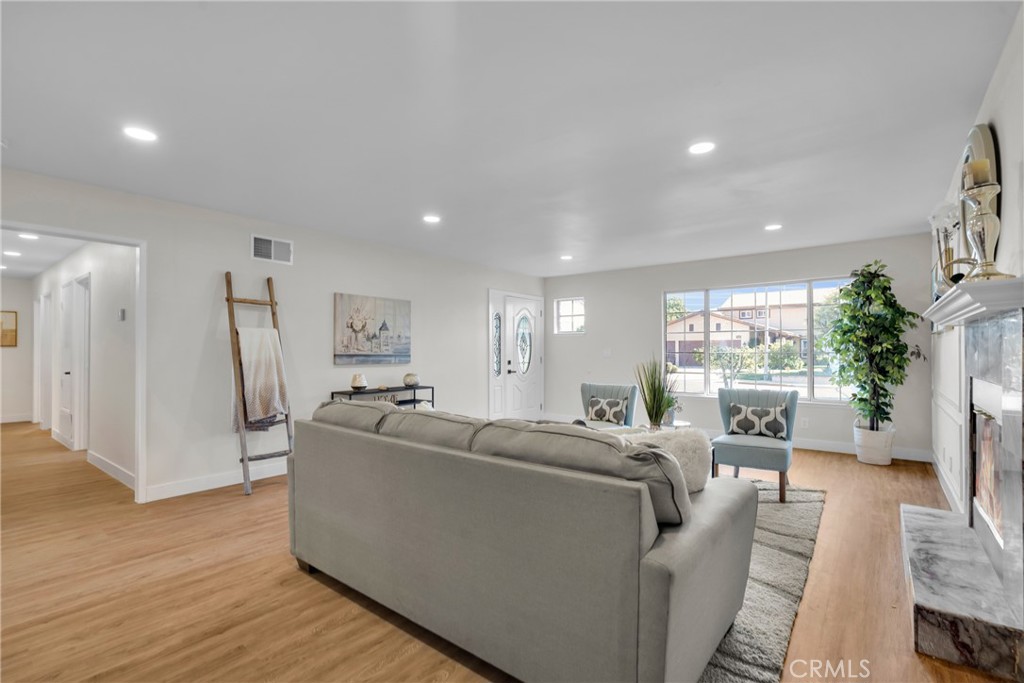 633 Royal View Street