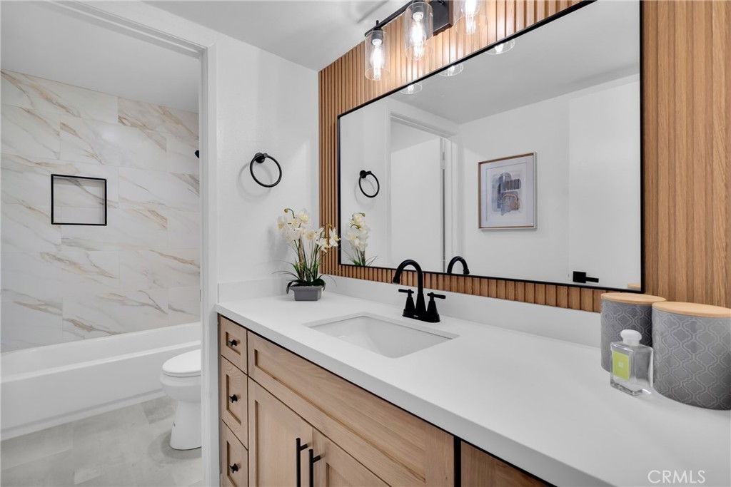 633 Royal View Street