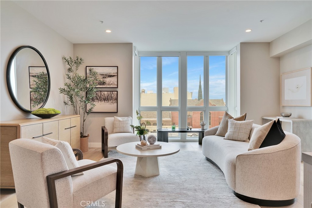 39 S Los Robles Avenue 5006