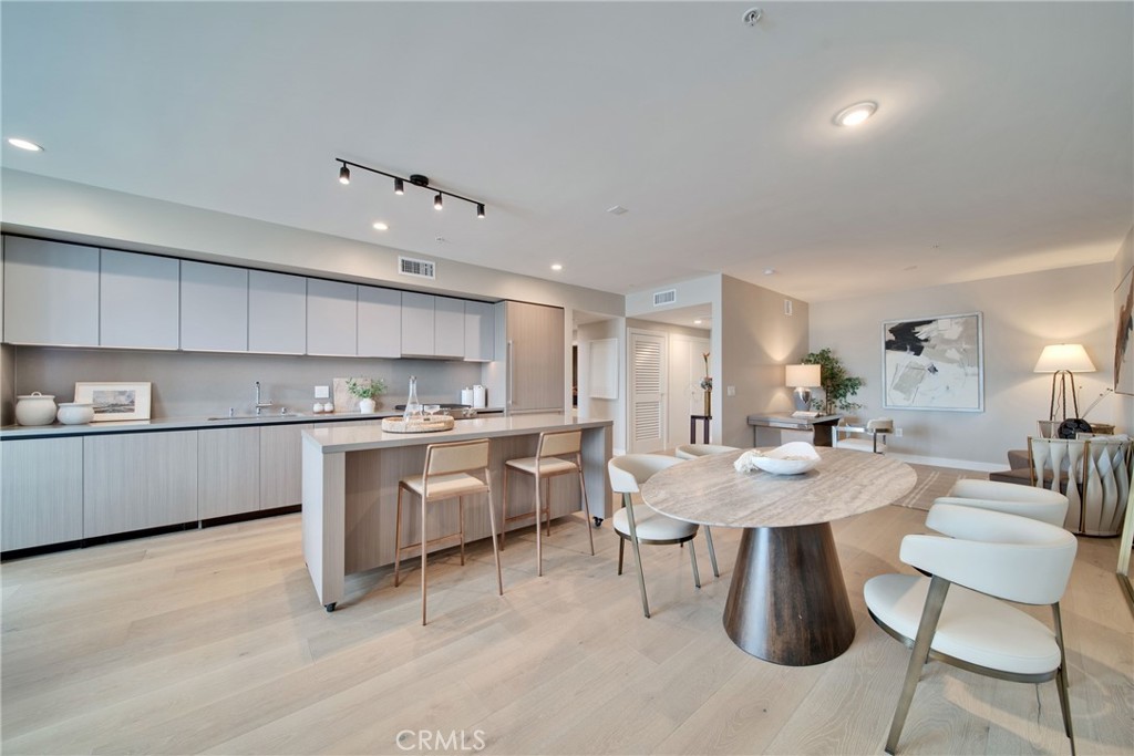 39 S Los Robles Avenue 5006