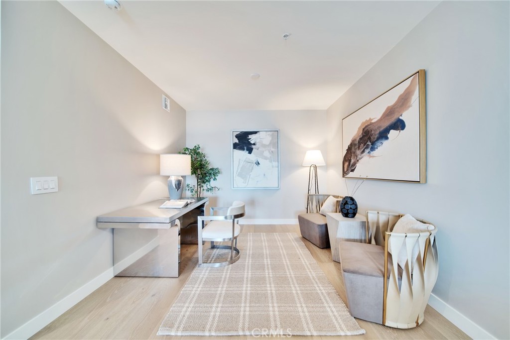 39 S Los Robles Avenue 5006