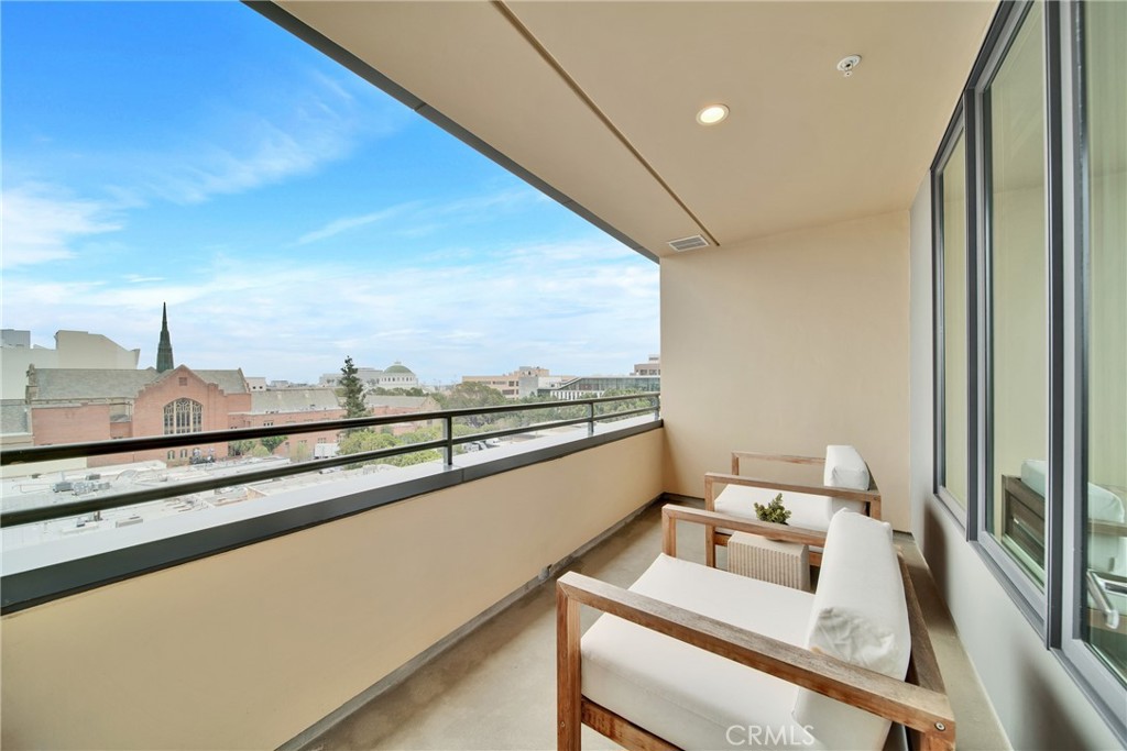 39 S Los Robles Avenue 5006