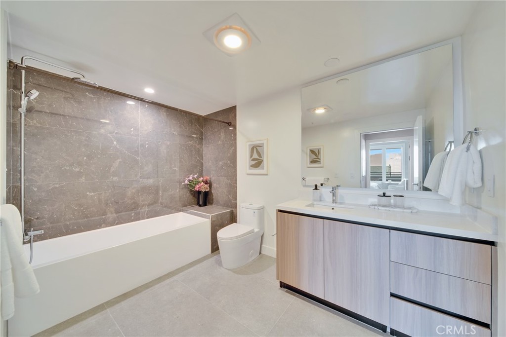 39 S Los Robles Avenue 5006