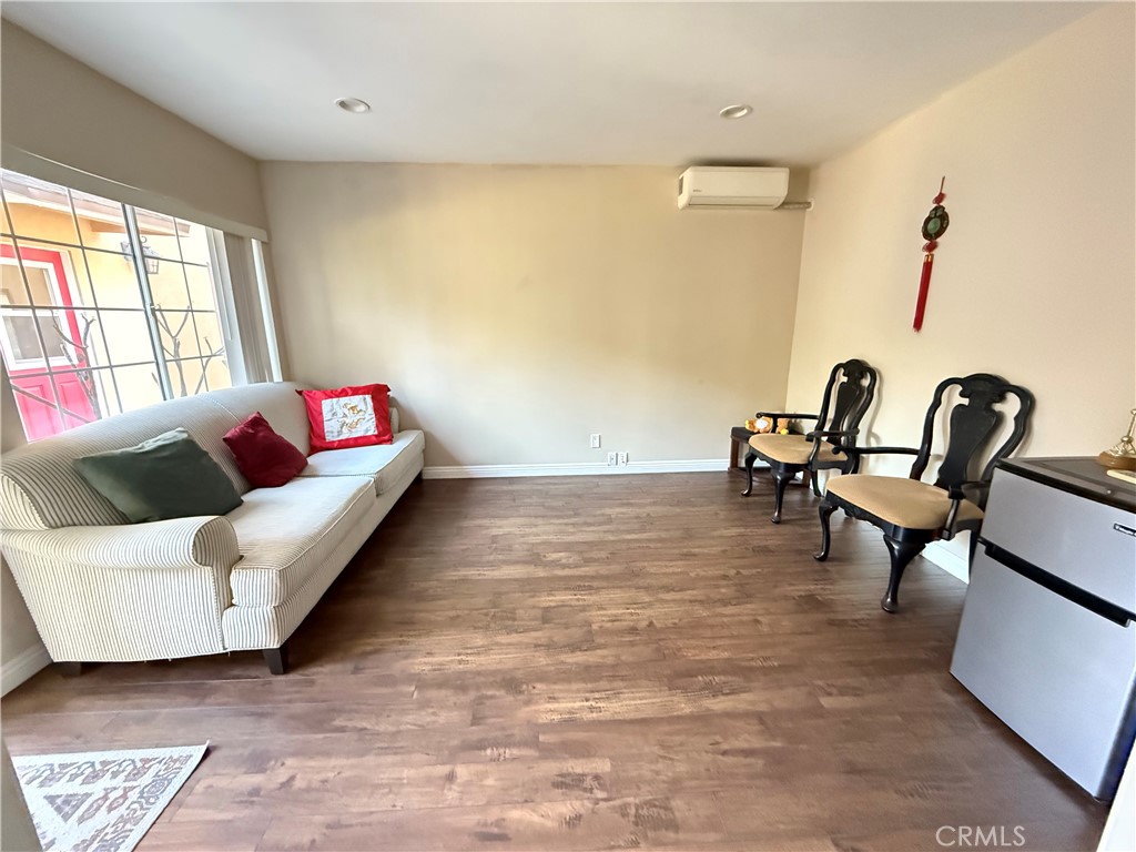 6046 N Willard Avenue