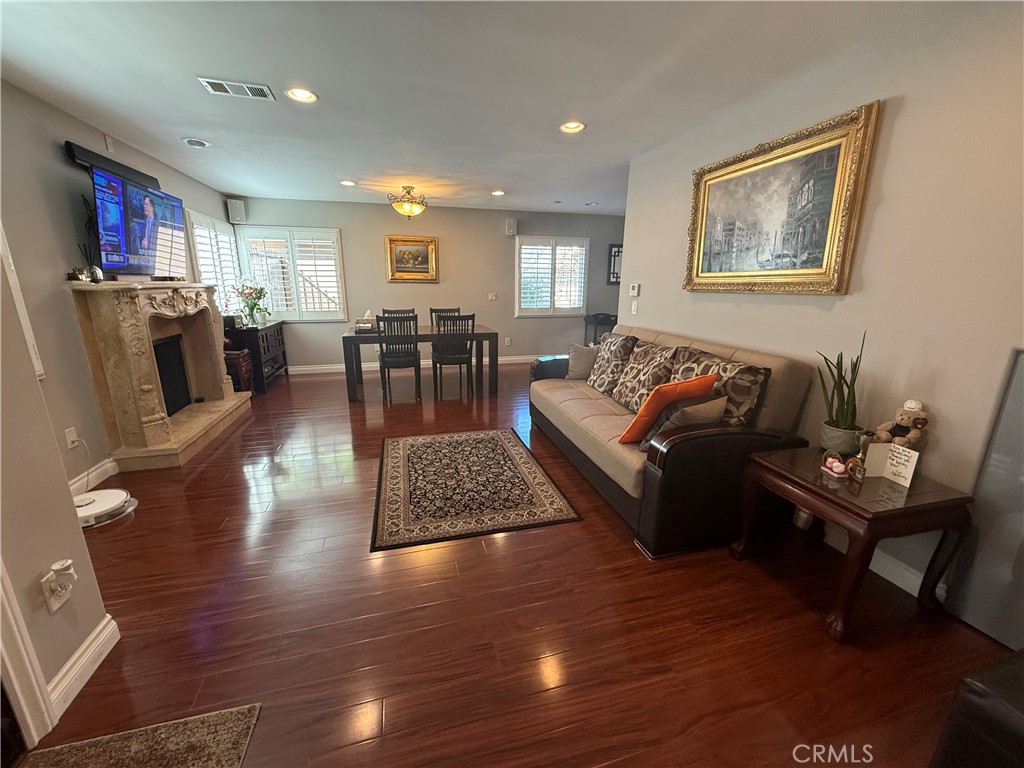 6046 N Willard Avenue