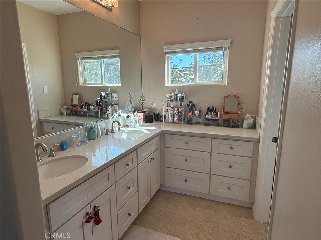 6046 N Willard Avenue