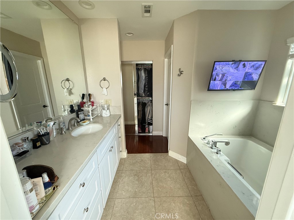 6046 N Willard Avenue