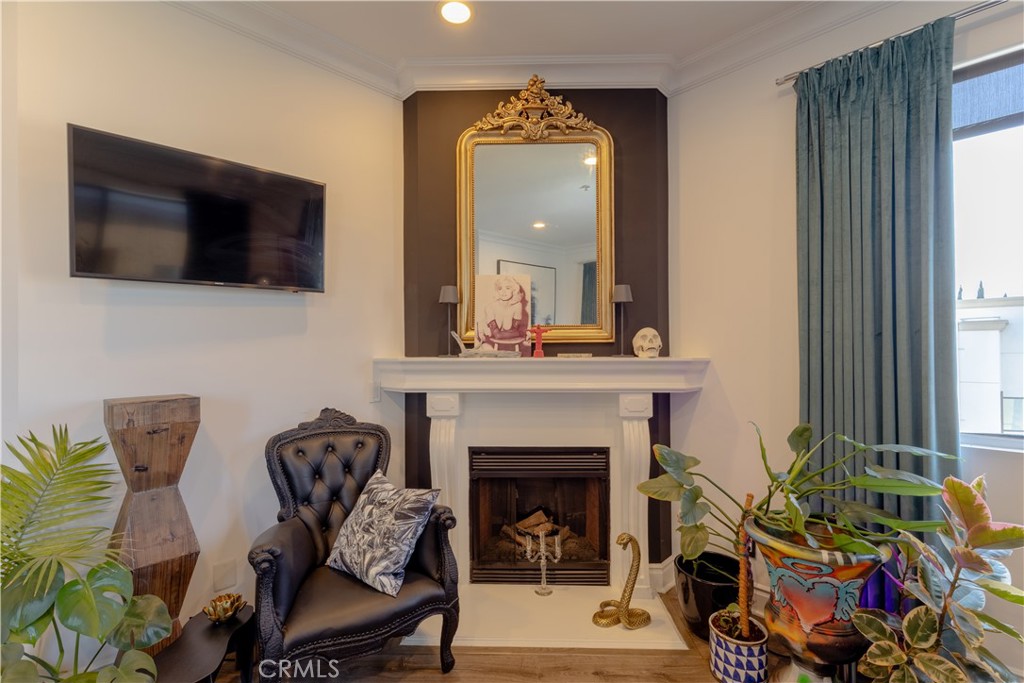 855 Wilcox Avenue 401