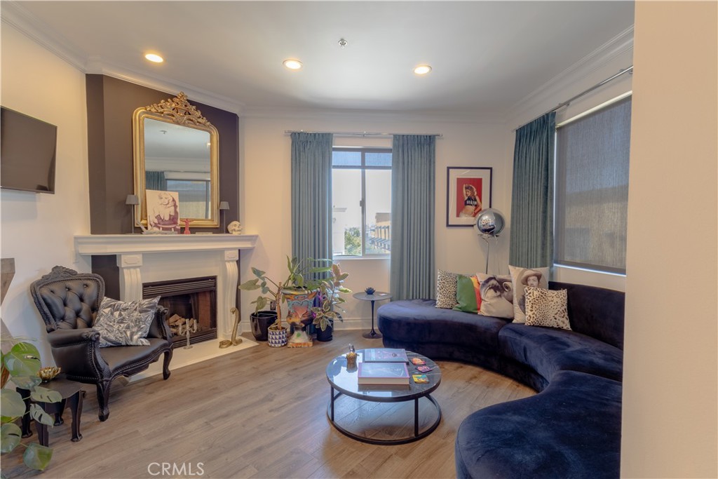 855 Wilcox Avenue 401