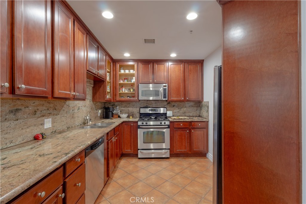 855 Wilcox Avenue 401