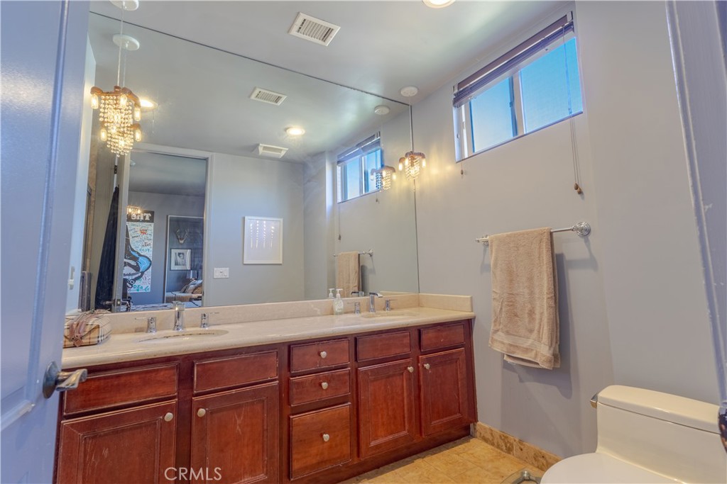 855 Wilcox Avenue 401