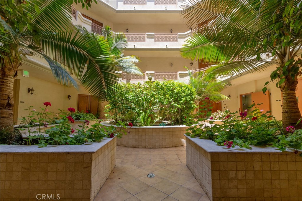 855 Wilcox Avenue 401