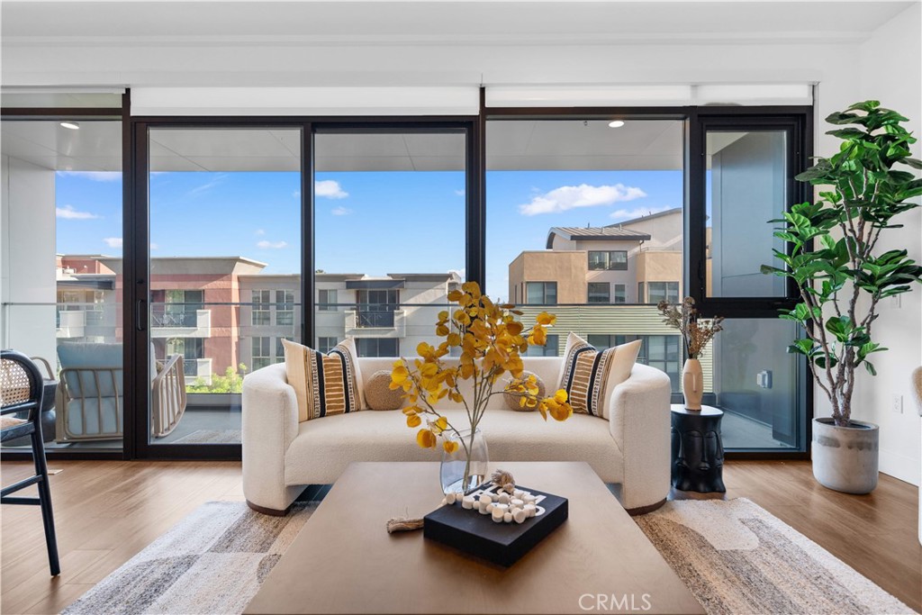 709 E Walnut Street 415