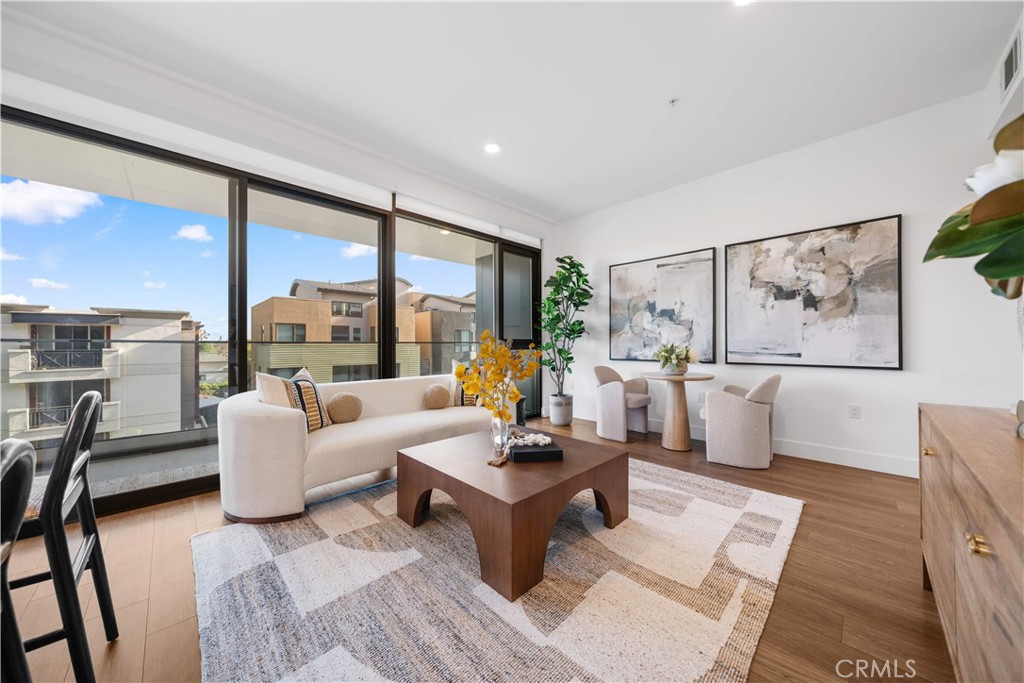 709 E Walnut Street 415